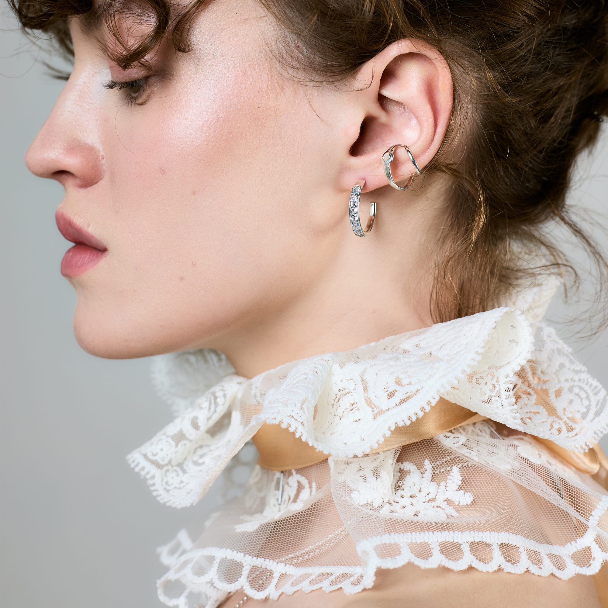 INFANTA Серьги-полукольца Traccia дорожка с топазами