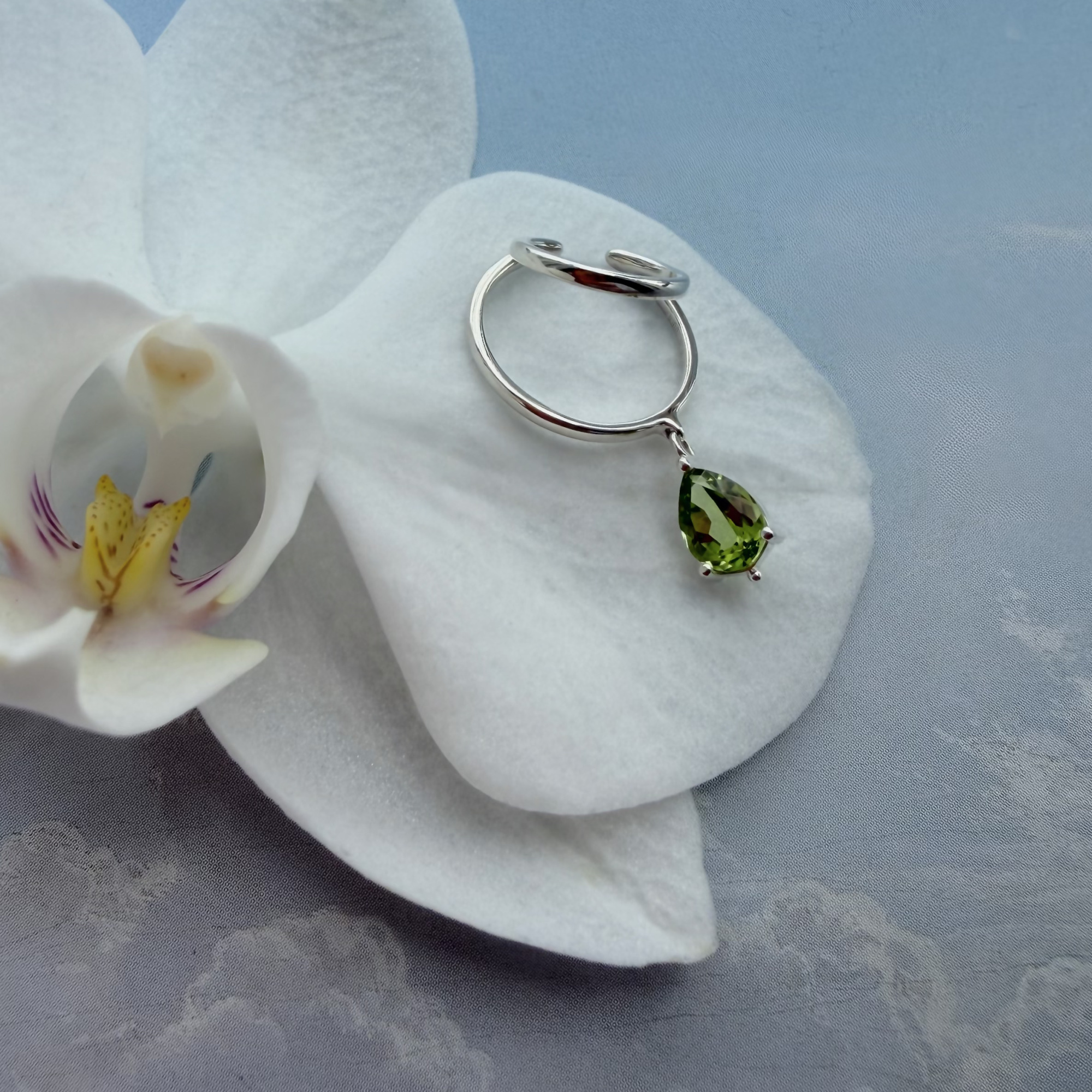INFANTA Кафф с камнем Anello Goccia с хризолитом в серебре