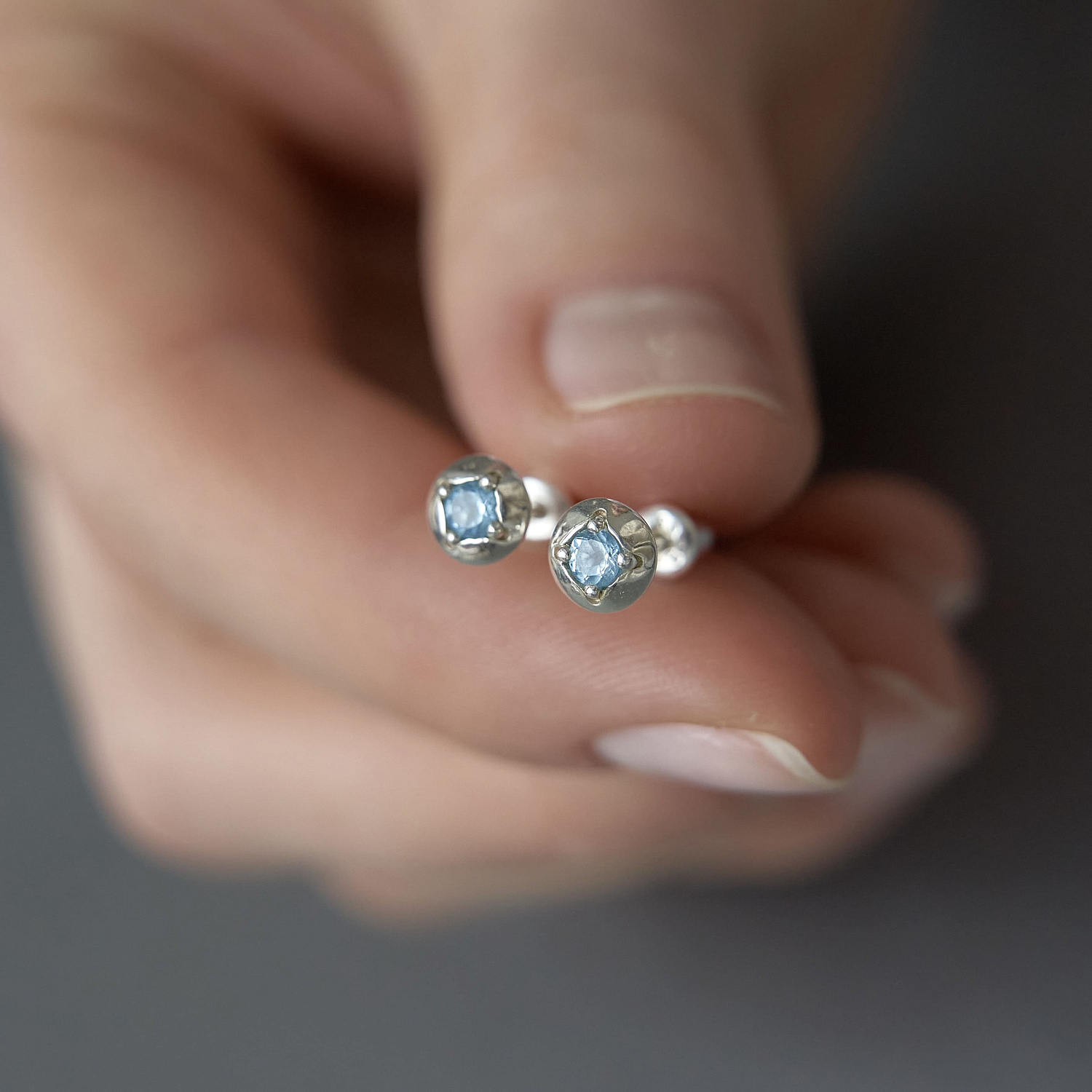 Минималистичные пусеты-гвоздики с камнями: выбор на каждый день