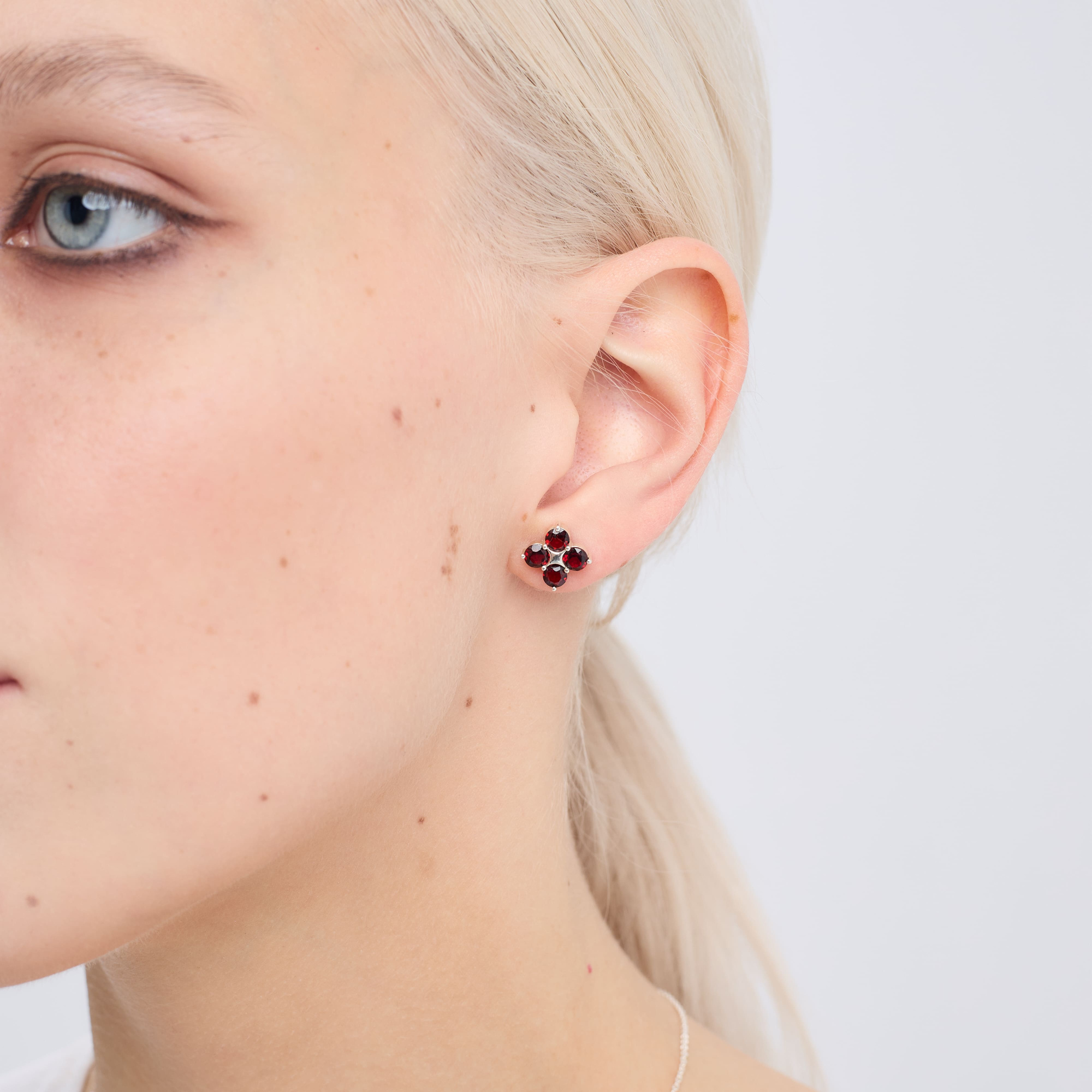 INFANTA Пусеты Principessa Quadrifoglio с гранатами в серебре