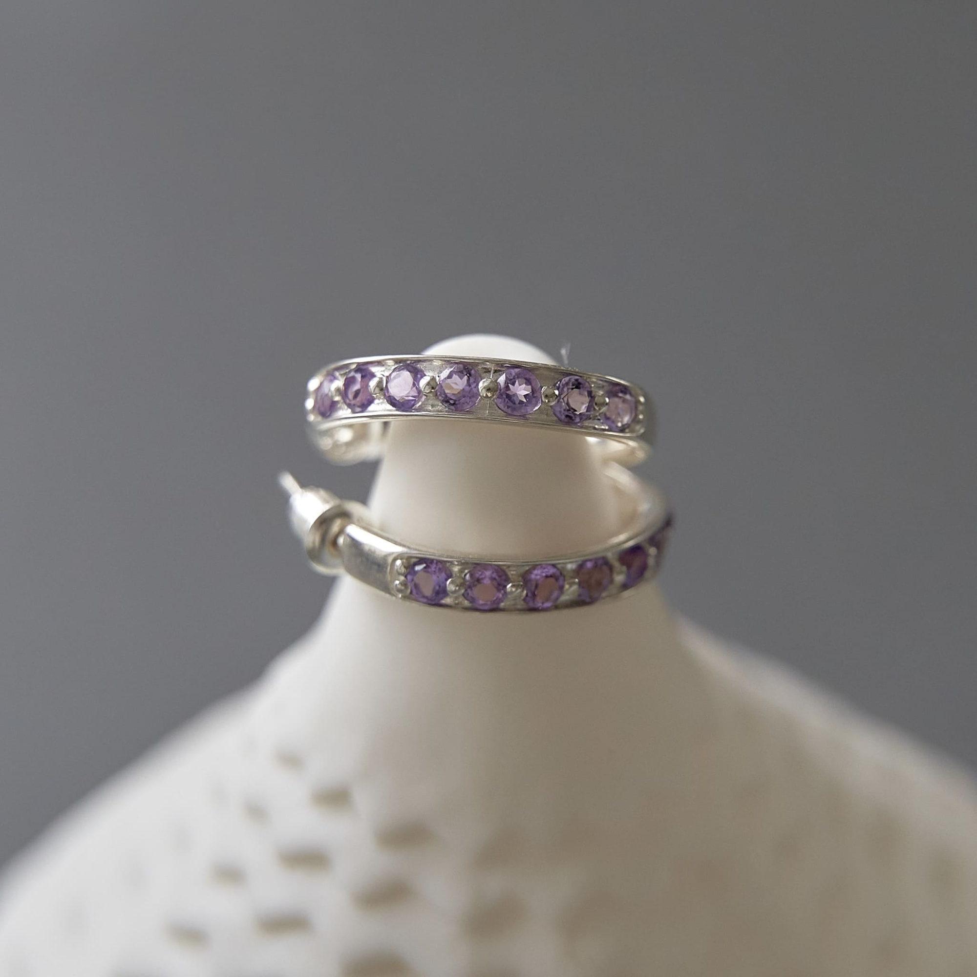 INFANTA Серьги-полукольца Traccia дорожка с аметистами