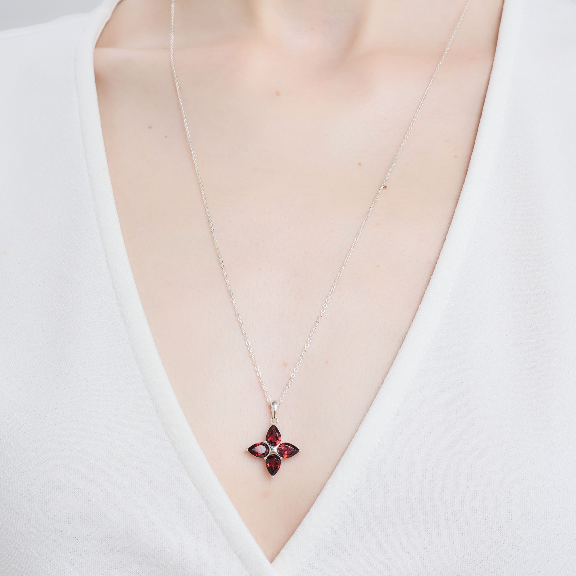 INFANTA Кулон Principessa Pere с гранатами груша