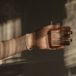 MS. MARBLE Браслет с розовым кварцем на нитке серебро