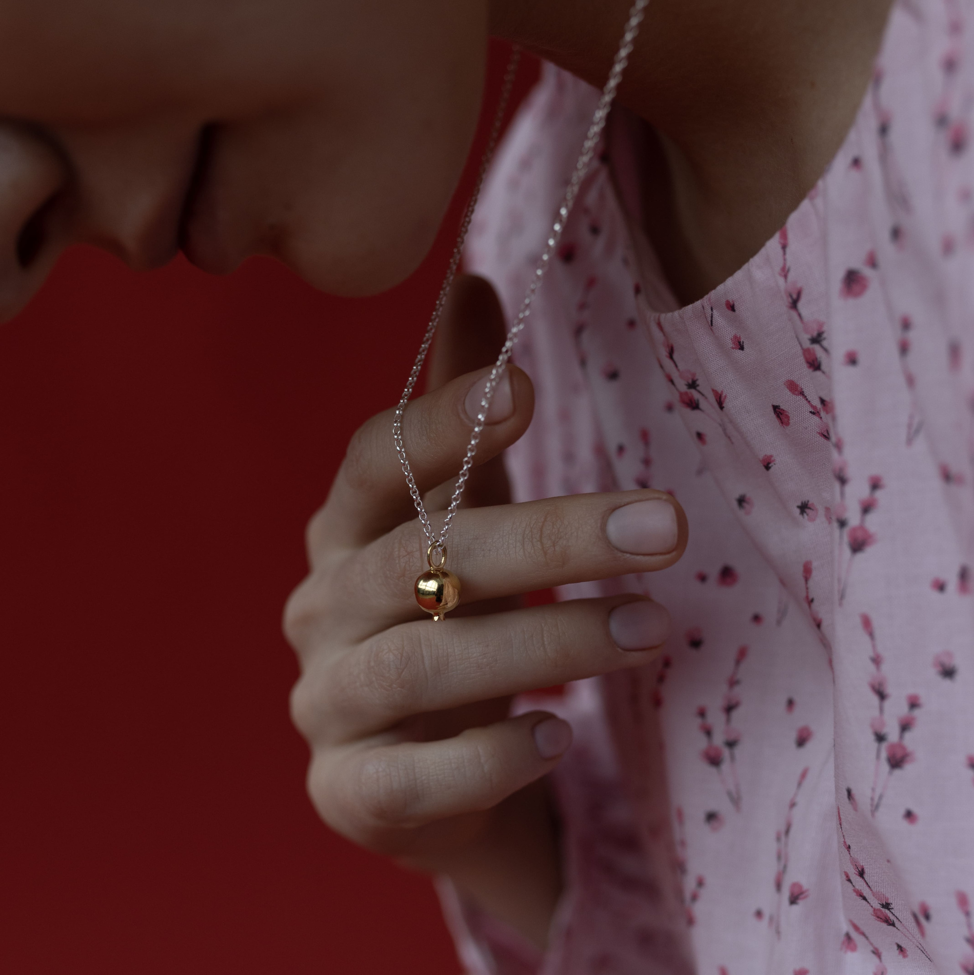 MS. MARBLE подвеска Pomegranate на цепочке позолота