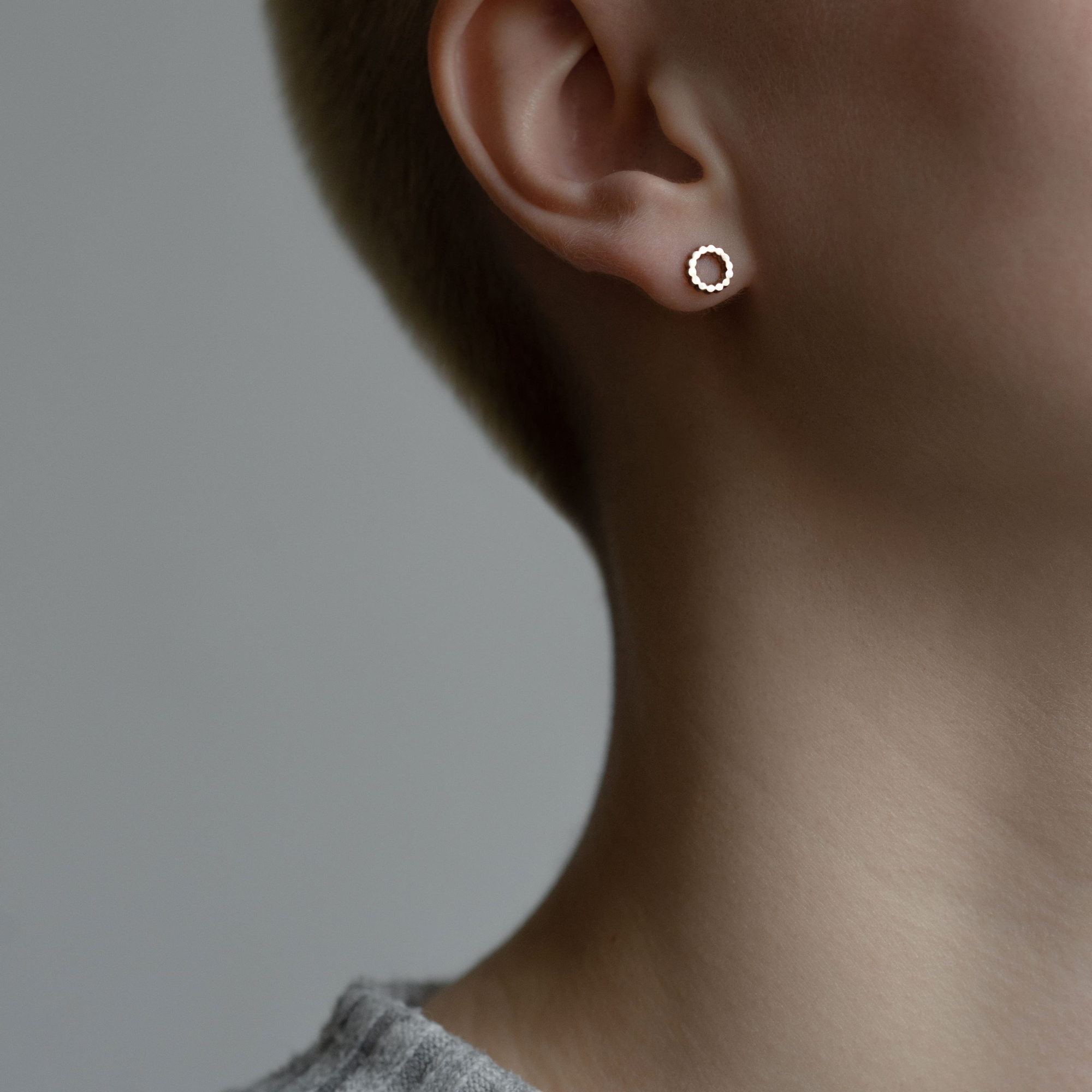 MS. MARBLE Серьга-пусет Symbol little golden-daisy- серебро