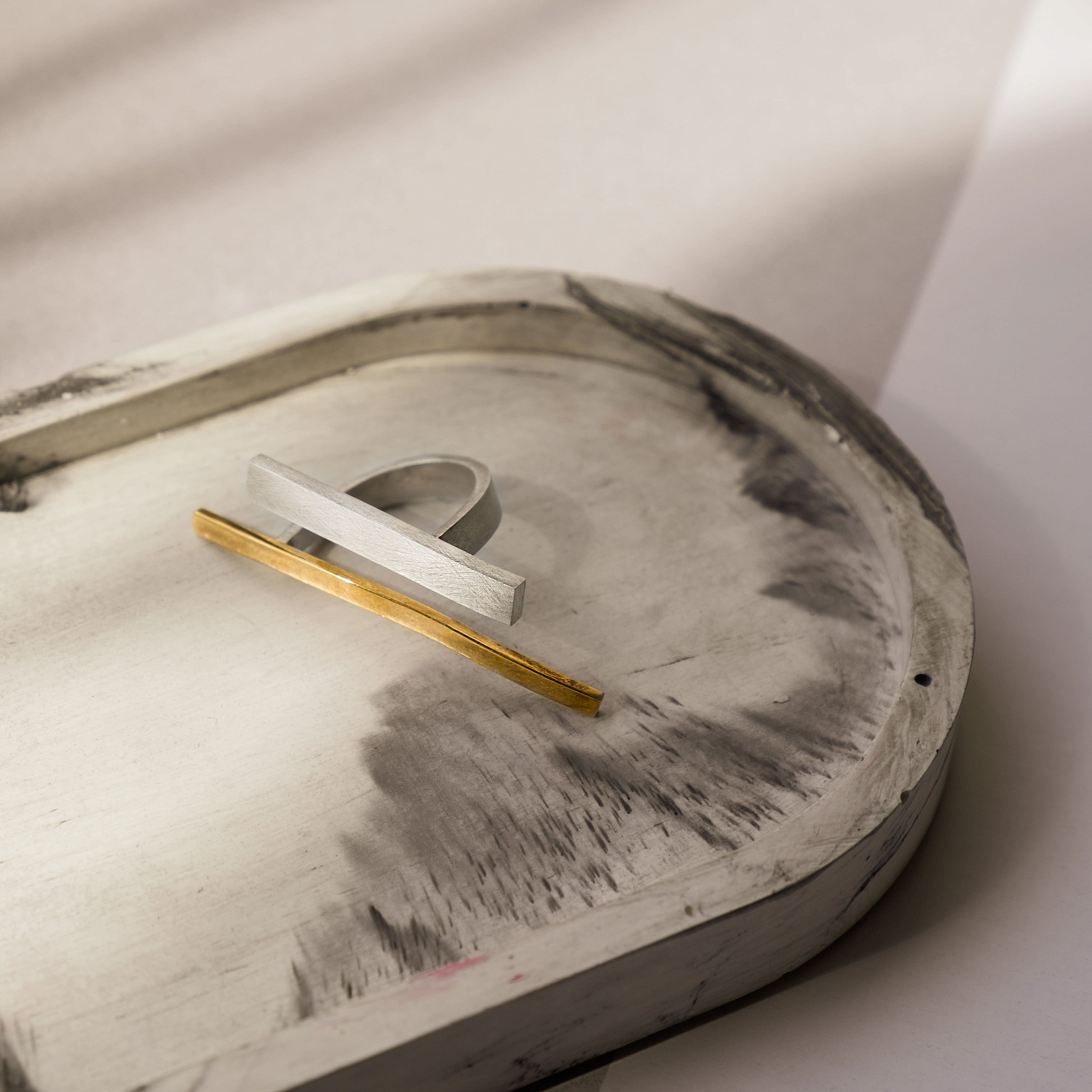 Архитектура на пальцах. Подборка геометричных колец из серебра