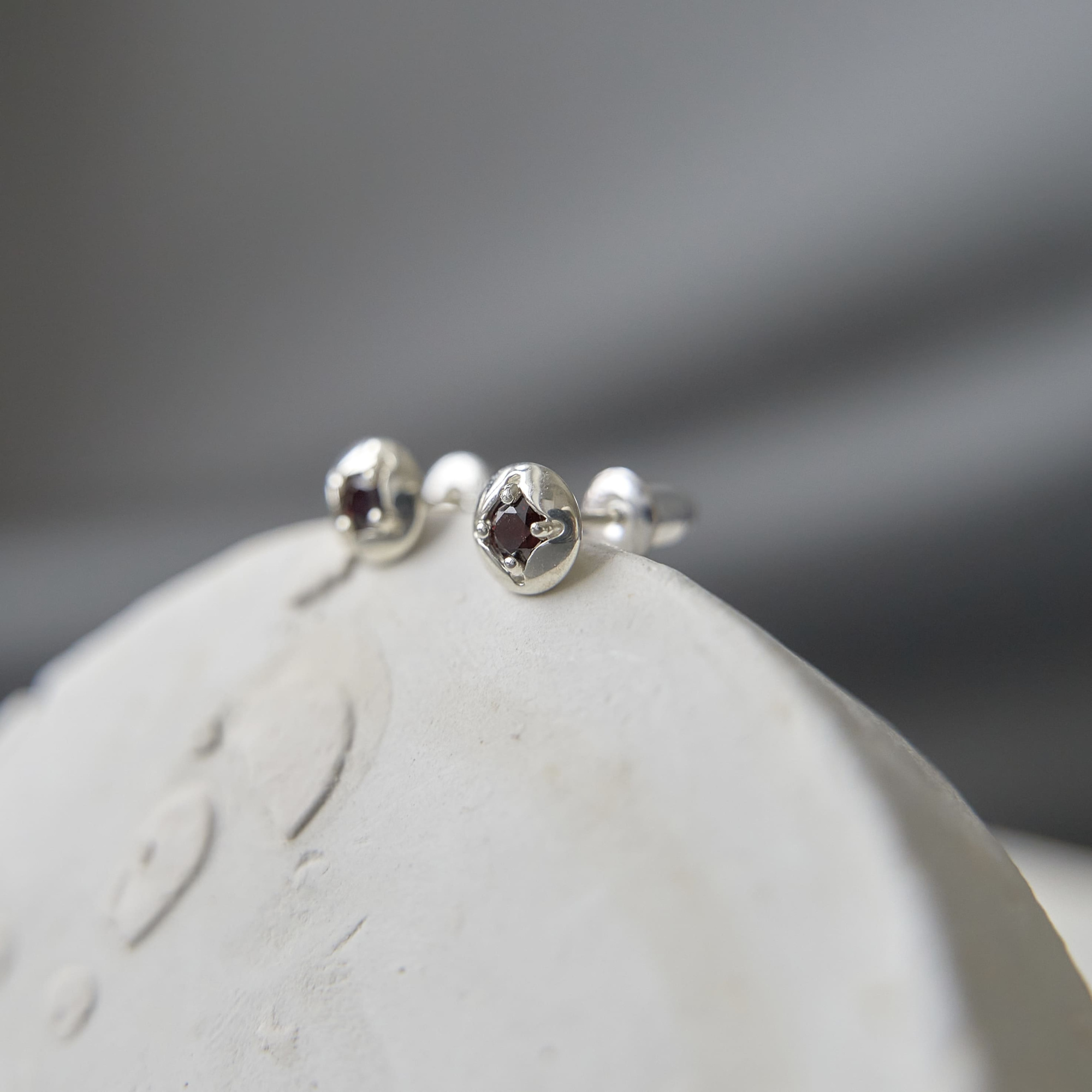 INFANTA Пусеты круглые Principessa Cerchio с гранатами в серебре