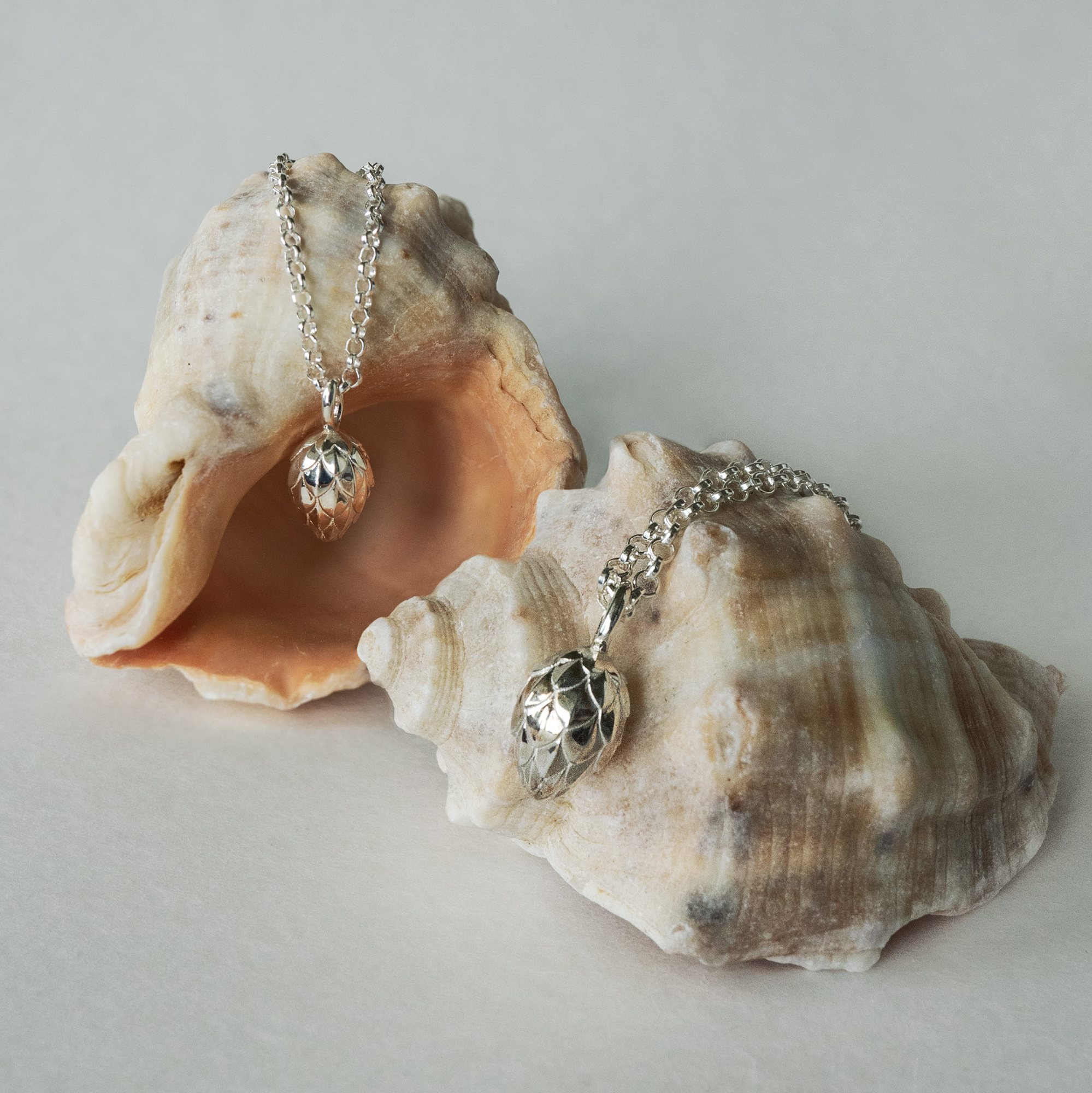 MS. MARBLE Подвеска Pine Cone (Сосновая шишка) на цепочке