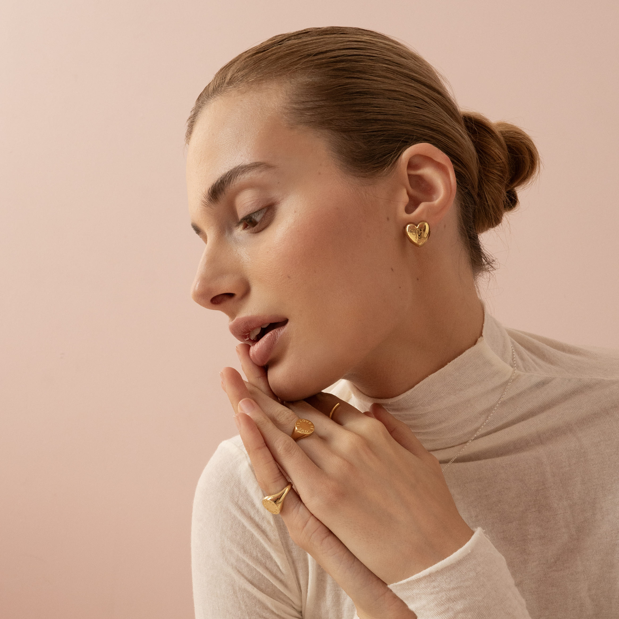 MS. MARBLE Кольцо-печатка Love is Love позолота