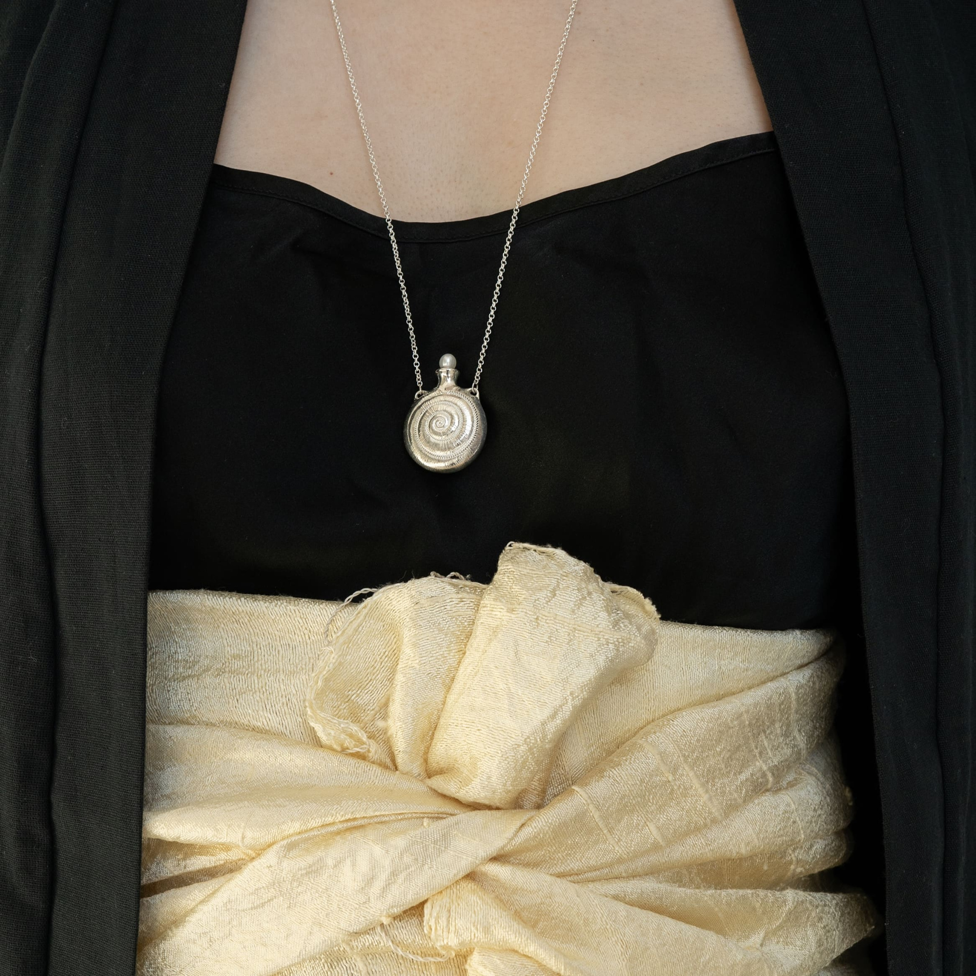 MS. MARBLE Подвеска Treasure Vase (Ваза изобилия) на цепочке