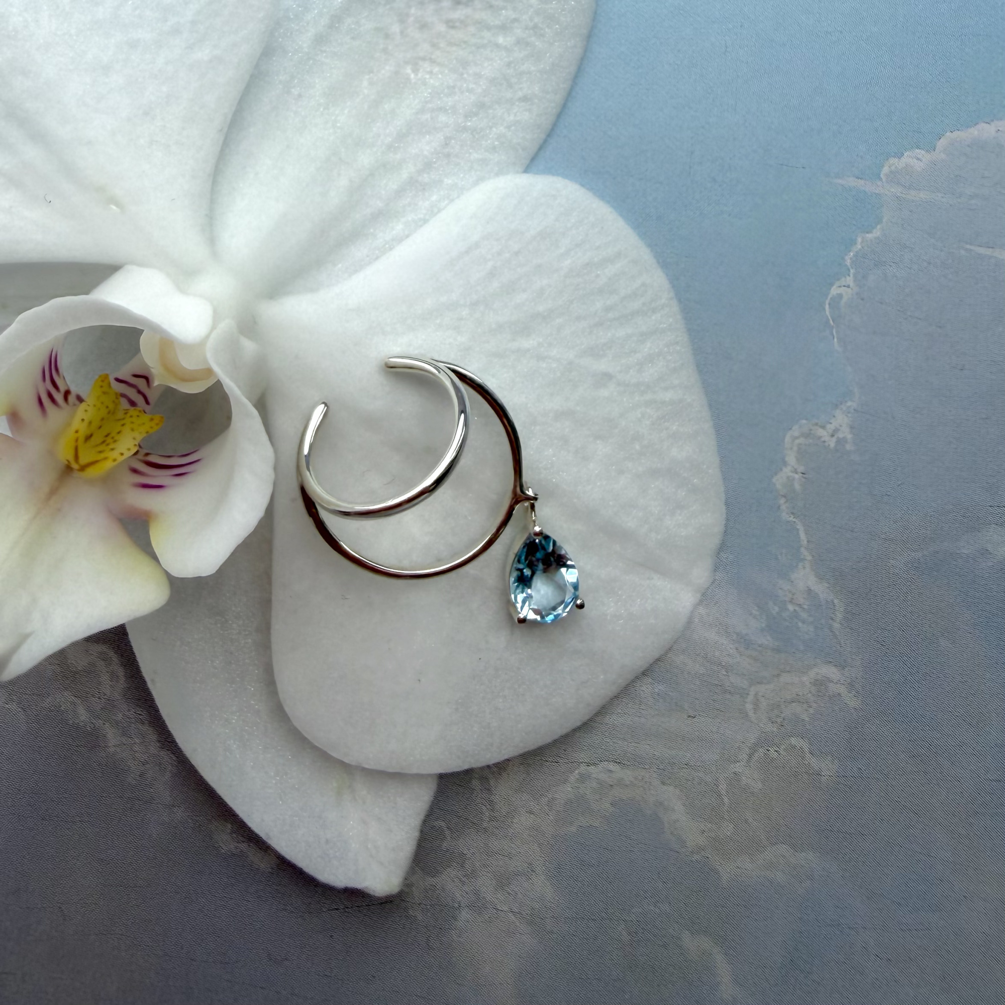 INFANTA Кафф с камнем Anello Goccia с топазом в серебре