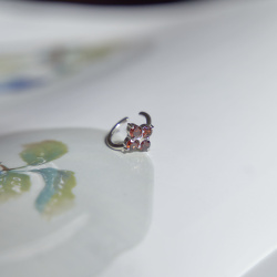 INFANTA Кафф с камнями Quadrifoglio гранат в серебре