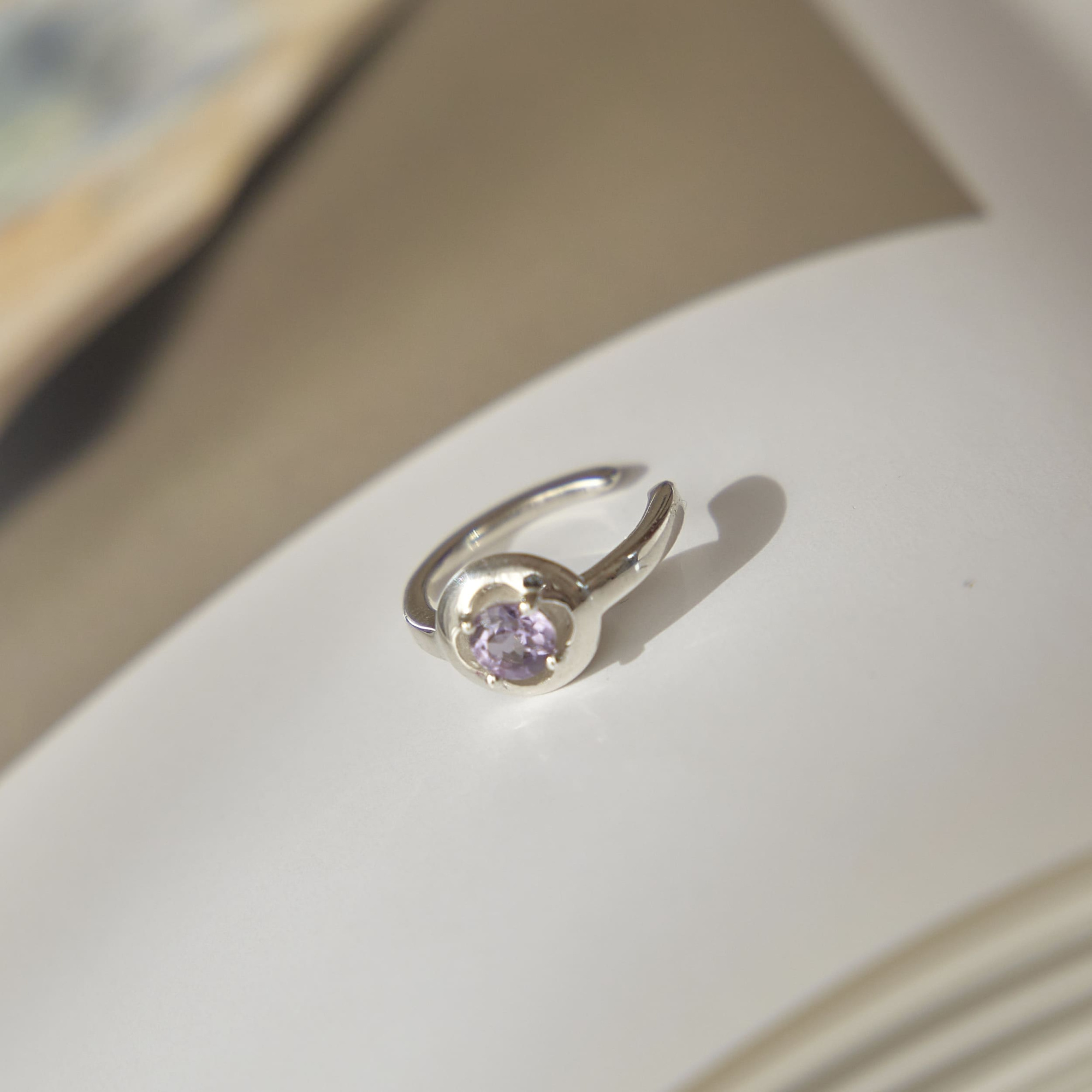 INFANTA Кафф с камнем Cerchio с аметистом в серебре