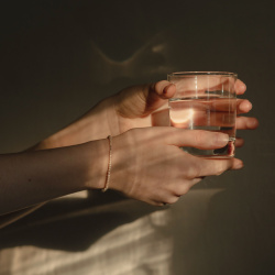 MS. MARBLE Браслет с жемчугом на красной нитке серебро