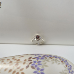 INFANTA Кафф с камнем Cerchio с гранатом в серебре