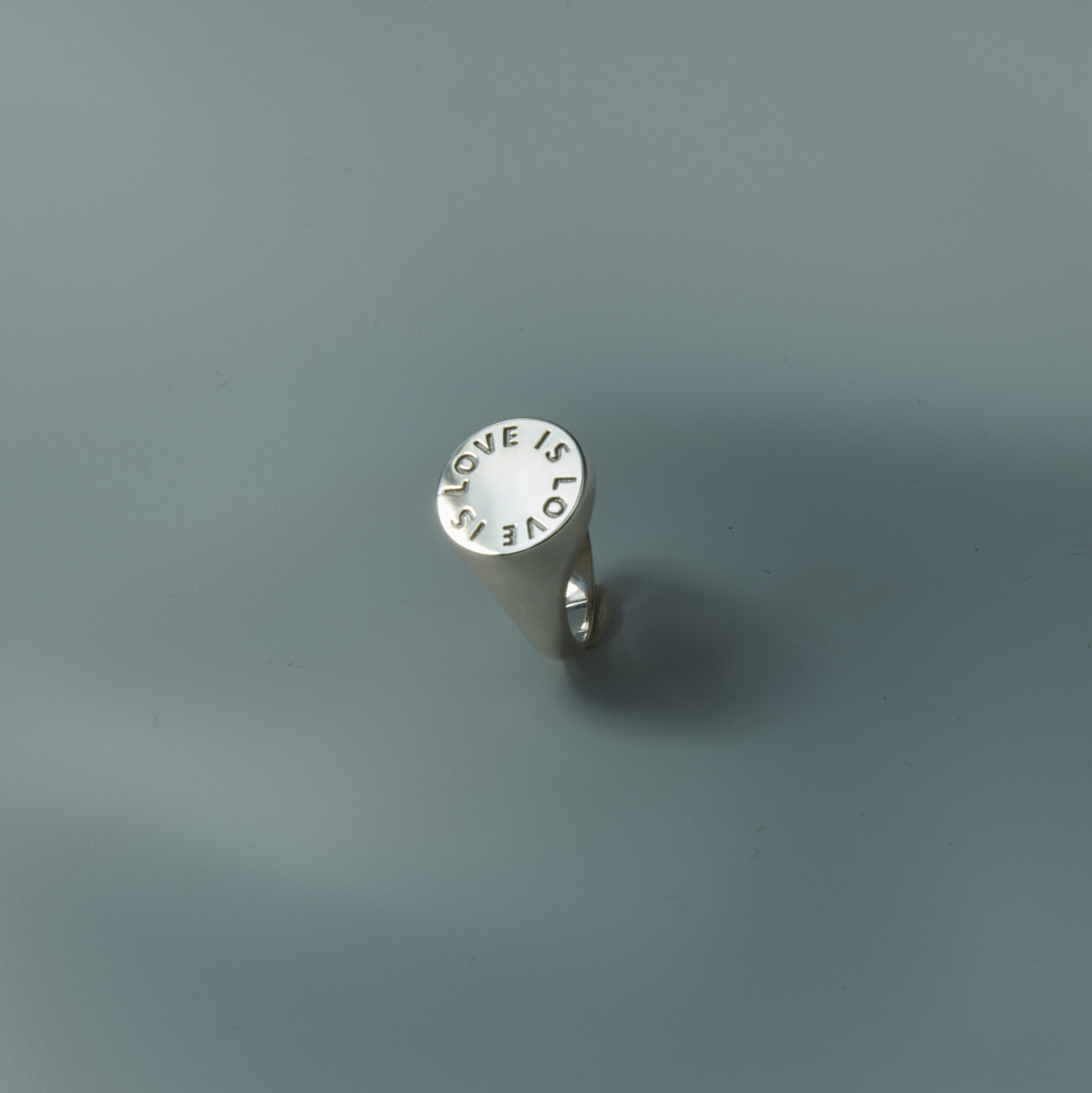 MS. MARBLE Кольцо-печатка Love is Love серебро